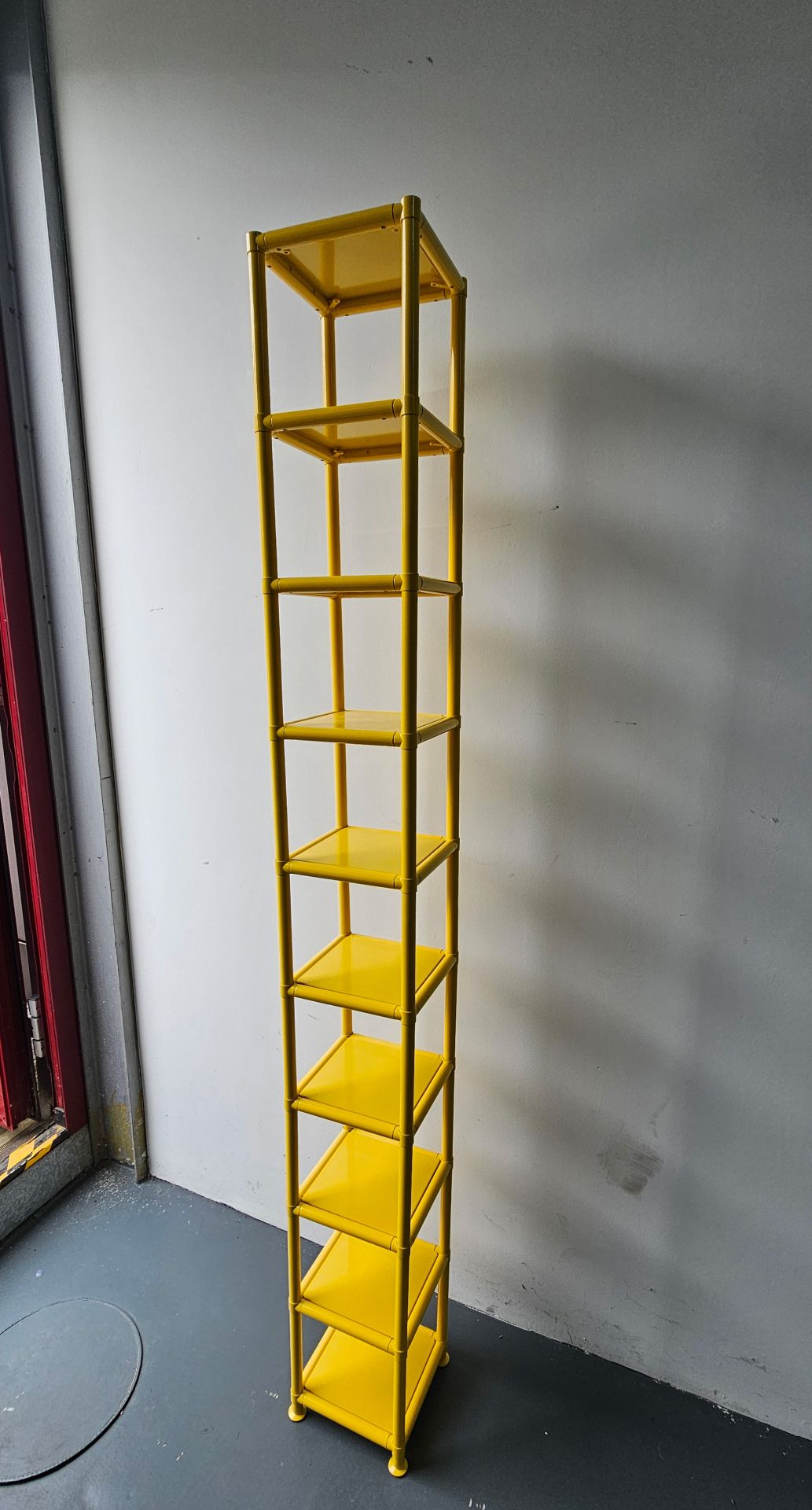 Regal Gelb mit kleinen Paneelen